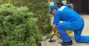 Técnico da Hidro Limpa fazendo desentupimento de rede